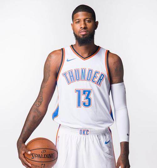 拉菲尼亚的王者归来：巴萨的定海神针与欧冠梦想（拉菲尼亚强势回归：巴萨中流砥柱点燃欧冠希望）