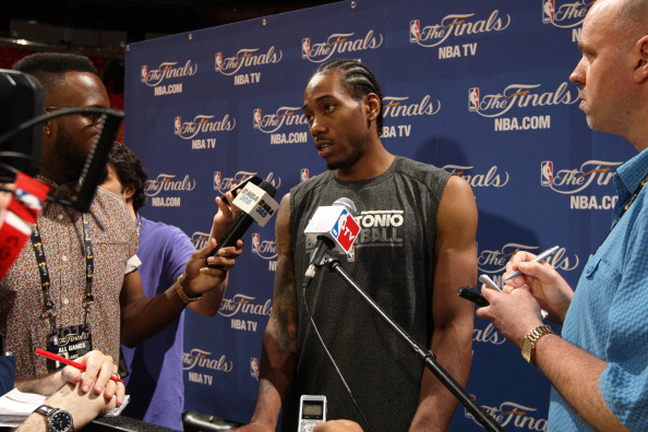 国足集训名单公布，两名新人首次入选引关注（国足集训大名单出炉，两名新秀首入选成焦点）