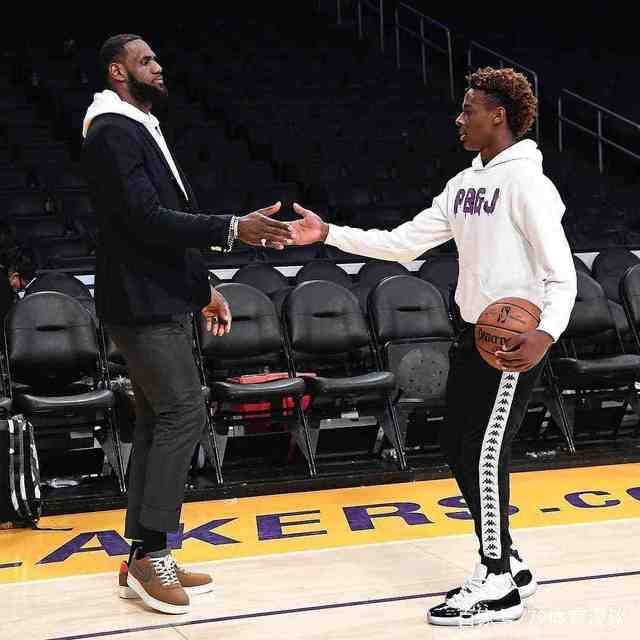 埃芬博格：拜仁前场三人能给卡尔空间，把他与梅西相比没好处（埃芬博格：拜仁锋线三人能为卡尔创造空间，与梅西作比较没有意义）