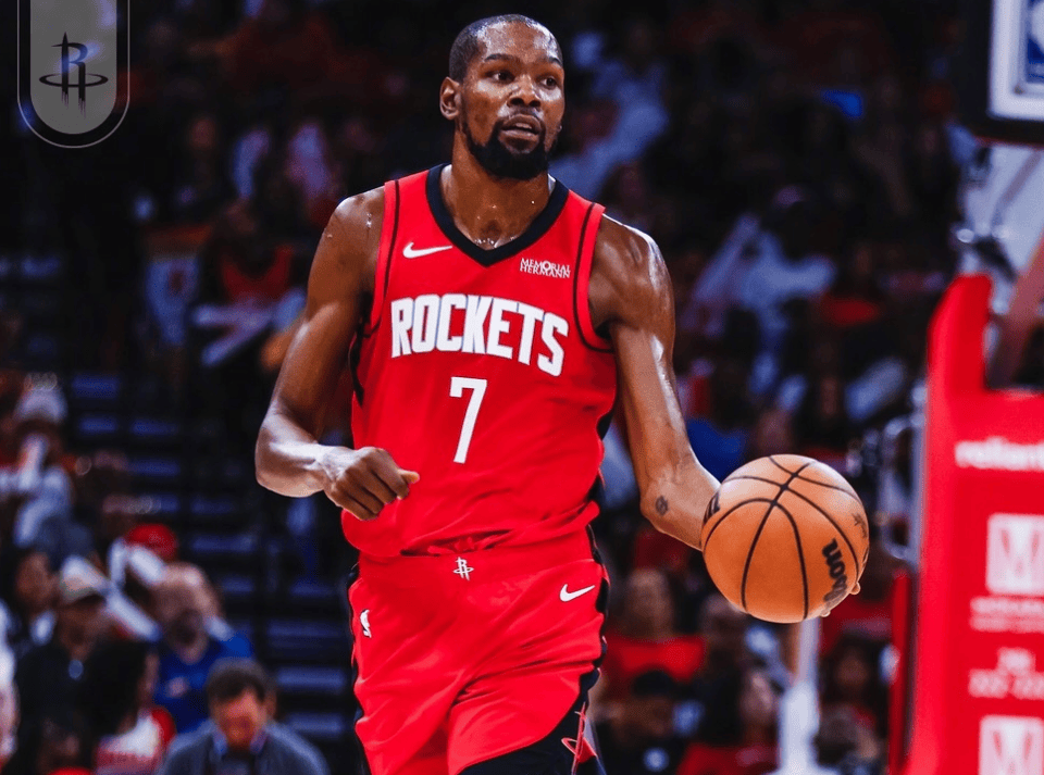 深圳男篮聘请澳大利亚教练凯利任2025-2026赛季主教练，阵容以本土核心为主，阵容实力强劲。（深圳男篮官宣澳洲主帅凯利执掌2025-26赛季，本土核心为轴，阵容战力十足）