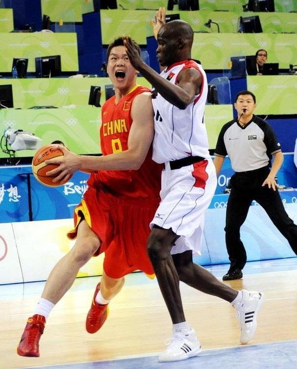 收到国足纪念球衣，尹鸿博：感谢祖国，为国出战是最大骄傲（获赠国足纪念球衣，尹鸿博致谢祖国：为国而战最荣耀）